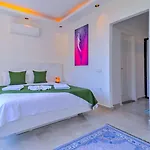 2 Bedroom Luxury - Private Garden And Pool *