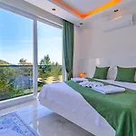 2 Bedroom Luxury - Private Garden And Pool